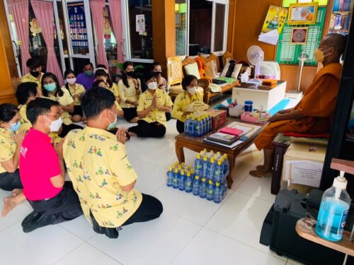 เข้าถวายพวงมาลัย และน้ำปานะแด่พระครูสุทธิกิจจาทร