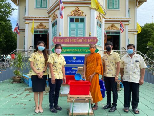 พระครูสุทธิกิจจาทร มอบโถส้วม แก่เจ้าหน้าที่องค์การบริหารส่วนตำบล