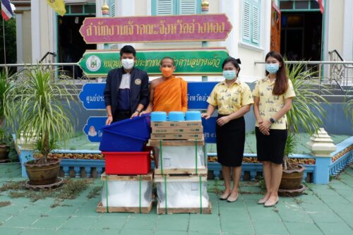 พระครูสุทธิกิจจาทร มอบโถส้วม แก่นายอภิชาติ ศรีเหรา นายอำเภอโพธิ์ทอง