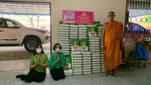 พระครูวิมลพัฒนาภรณ์ มอบข้าวสาร จำนวน 100 ถุง