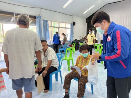 ลงพื้นที่อำนวยความสะดวกกลุ่มเปราะบางในการลงทะเบียนโครงการบัตรสวัสดิการแห่งรัฐ อำเภอเมืองอ่างทอง