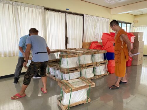 พระครูสุทธิกิจจาทรฯสนับสนุนโถส้วมพร้อมอุปกรณ์